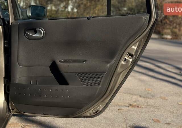 Бежевый Рено Меган, объемом двигателя 1.6 л и пробегом 209 тыс. км за 5650 $, фото 37 на Automoto.ua