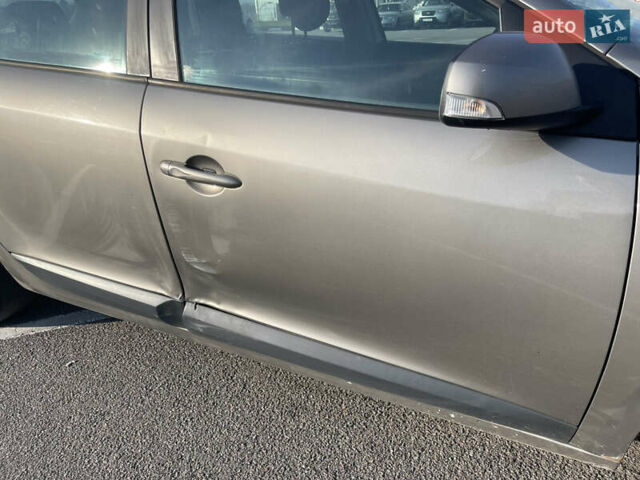 Рено Меган 2010 у Рівному на Automoto.ua Бежевий Рено Меган, об'ємом двигуна 1.46 л та пробігом 337 тис. км за 5900 $, фото 7 на Automoto.ua