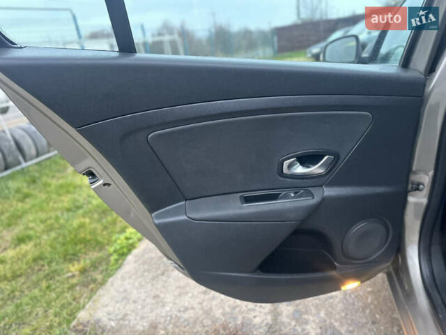 Бежевый Рено Меган, объемом двигателя 1.46 л и пробегом 250 тыс. км за 6577 $, фото 11 на Automoto.ua