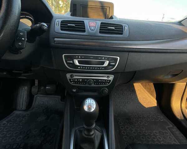 Рено Меган 2010 у Рівному на Automoto.ua Бежевий Рено Меган, об'ємом двигуна 1.46 л та пробігом 337 тис. км за 5900 $, фото 16 на Automoto.ua