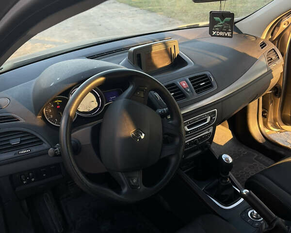 Рено Меган 2010 у Рівному на Automoto.ua Бежевий Рено Меган, об'ємом двигуна 1.46 л та пробігом 337 тис. км за 5900 $, фото 13 на Automoto.ua