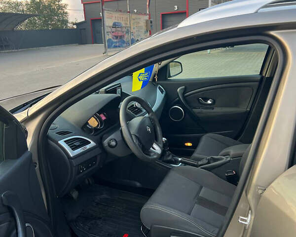 Рено Меган 2010 в Черновцах на Automoto.ua Бежевый Рено Меган, объемом двигателя 1.46 л и пробегом 202 тыс. км за 5800 $, фото 13 на Automoto.ua