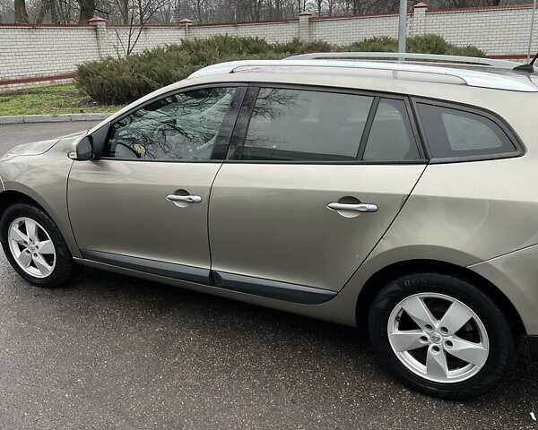 Бежевый Рено Меган, объемом двигателя 1.46 л и пробегом 283 тыс. км за 7100 $, фото 10 на Automoto.ua