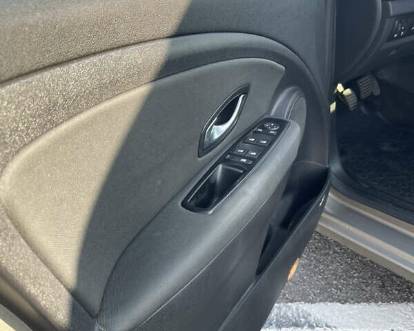 Рено Меган 2010 у Рівному на Automoto.ua Бежевий Рено Меган, об'ємом двигуна 1.46 л та пробігом 337 тис. км за 5900 $, фото 10 на Automoto.ua