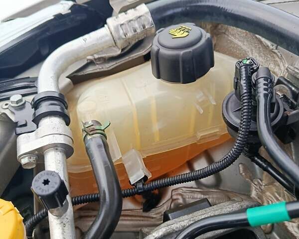 Бежевый Рено Меган, объемом двигателя 1.6 л и пробегом 173 тыс. км за 7499 $, фото 40 на Automoto.ua