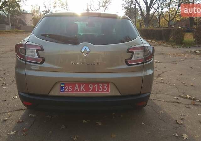 Бежевый Рено Меган, объемом двигателя 1.46 л и пробегом 200 тыс. км за 7500 $, фото 5 на Automoto.ua