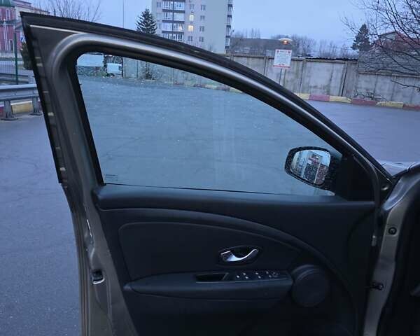 Бежевый Рено Меган, объемом двигателя 1.46 л и пробегом 252 тыс. км за 5200 $, фото 10 на Automoto.ua