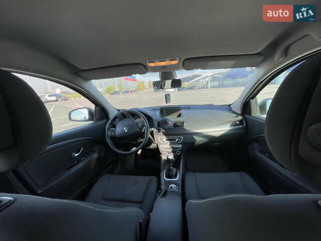 Рено Меган 2010 у Рівному на Automoto.ua Бежевий Рено Меган, об'ємом двигуна 1.46 л та пробігом 337 тис. км за 5900 $, фото 9 на Automoto.ua