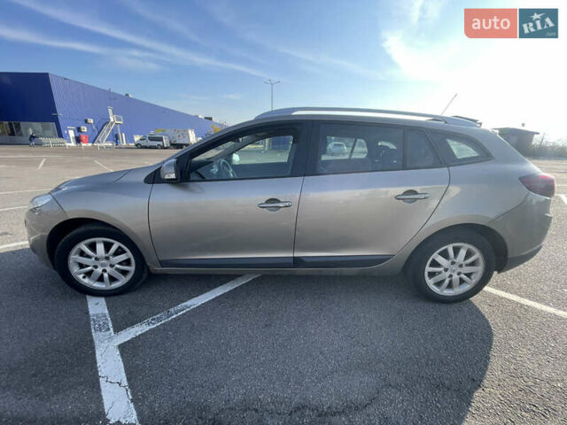 Рено Меган 2010 у Рівному на Automoto.ua Бежевий Рено Меган, об'ємом двигуна 1.46 л та пробігом 337 тис. км за 5900 $, фото 3 на Automoto.ua