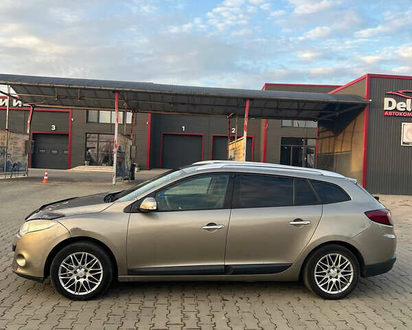 Рено Меган 2010 в Черновцах на Automoto.ua Бежевый Рено Меган, объемом двигателя 1.46 л и пробегом 202 тыс. км за 5800 $, фото 2 на Automoto.ua