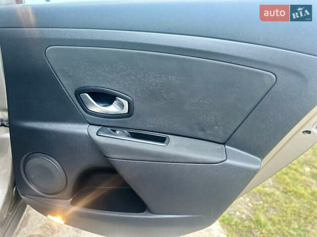 Бежевый Рено Меган, объемом двигателя 1.46 л и пробегом 250 тыс. км за 6577 $, фото 16 на Automoto.ua