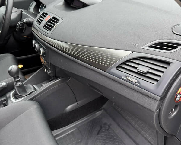 Бежевый Рено Меган, объемом двигателя 1.6 л и пробегом 194 тыс. км за 7399 $, фото 61 на Automoto.ua