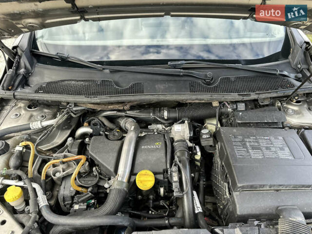 Бежевый Рено Меган, объемом двигателя 1.46 л и пробегом 250 тыс. км за 6577 $, фото 18 на Automoto.ua