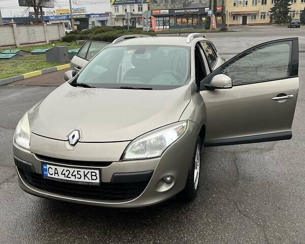 Бежевый Рено Меган, объемом двигателя 1.46 л и пробегом 283 тыс. км за 7100 $, фото 4 на Automoto.ua