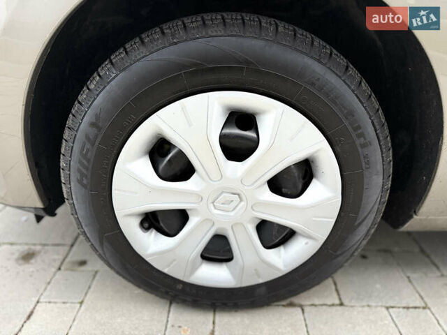 Бежевый Рено Меган, объемом двигателя 1.6 л и пробегом 289 тыс. км за 6700 $, фото 11 на Automoto.ua