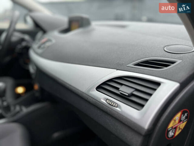 Бежевий Рено Меган, об'ємом двигуна 1.46 л та пробігом 135 тис. км за 7850 $, фото 76 на Automoto.ua