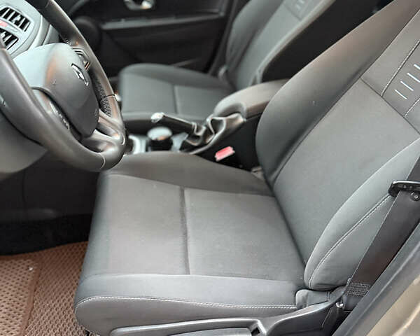 Бежевый Рено Меган, объемом двигателя 1.6 л и пробегом 289 тыс. км за 6700 $, фото 15 на Automoto.ua