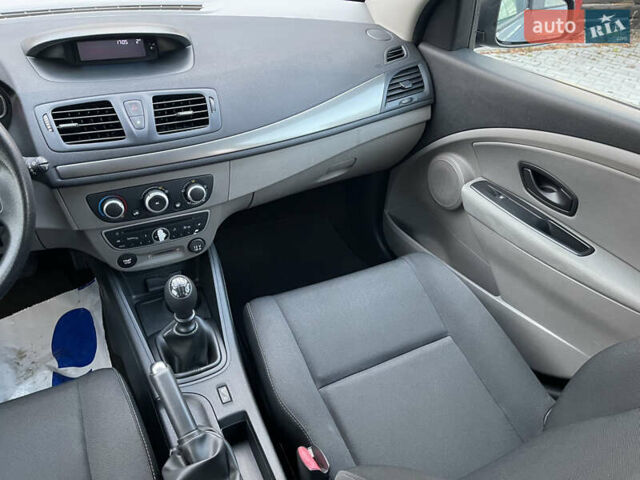 Бежевый Рено Меган, объемом двигателя 1.6 л и пробегом 106 тыс. км за 8499 $, фото 12 на Automoto.ua