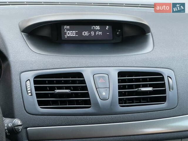 Бежевый Рено Меган, объемом двигателя 1.6 л и пробегом 106 тыс. км за 8499 $, фото 15 на Automoto.ua