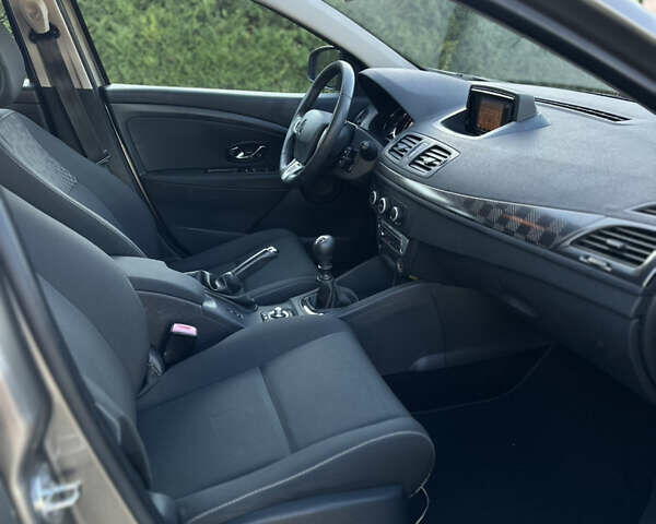 Бежевый Рено Меган, объемом двигателя 1.5 л и пробегом 246 тыс. км за 8200 $, фото 31 на Automoto.ua