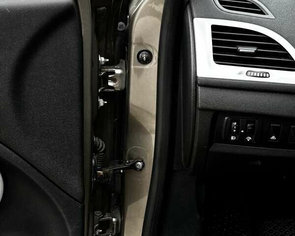 Бежевый Рено Меган, объемом двигателя 1.46 л и пробегом 201 тыс. км за 7399 $, фото 55 на Automoto.ua