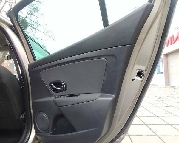 Бежевый Рено Меган, объемом двигателя 1.46 л и пробегом 250 тыс. км за 8500 $, фото 40 на Automoto.ua