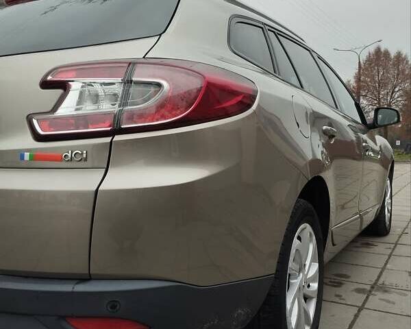 Бежевый Рено Меган, объемом двигателя 1.46 л и пробегом 250 тыс. км за 8500 $, фото 52 на Automoto.ua