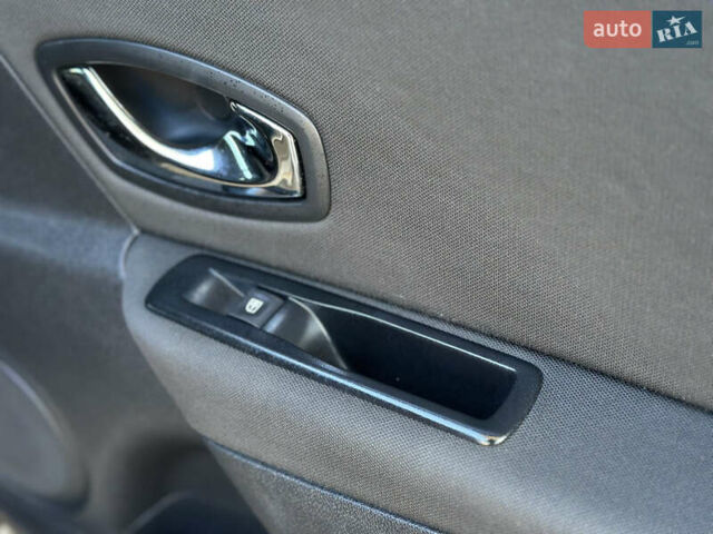 Бежевий Рено Меган, об'ємом двигуна 1.46 л та пробігом 246 тис. км за 6990 $, фото 54 на Automoto.ua