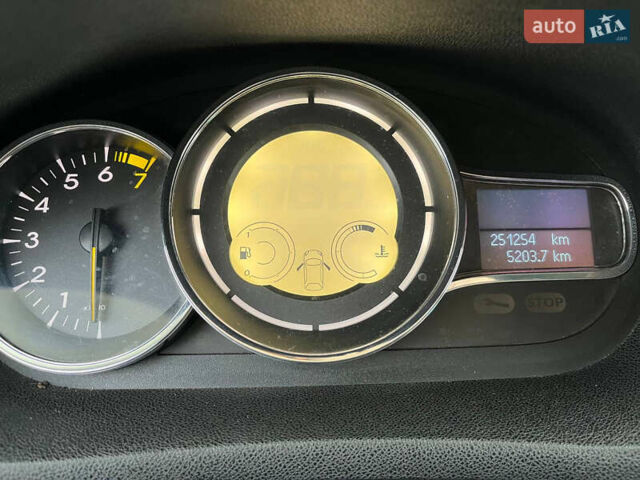 Чорний Рено Меган, об'ємом двигуна 1.6 л та пробігом 251 тис. км за 6800 $, фото 5 на Automoto.ua