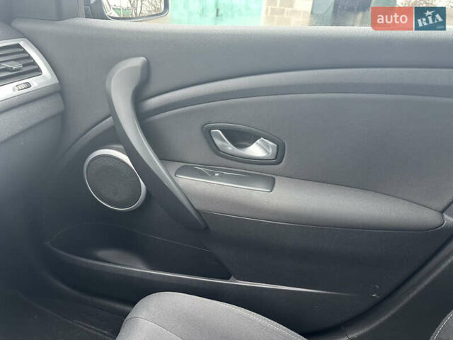 Чорний Рено Меган, об'ємом двигуна 1.6 л та пробігом 162 тис. км за 7399 $, фото 6 на Automoto.ua