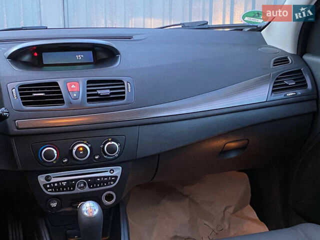 Рено Меган 2009 у Самборе на Automoto.ua Чорний Рено Меган, об'ємом двигуна 1.6 л та пробігом 208 тис. км за 6499 $, фото 81 на Automoto.ua