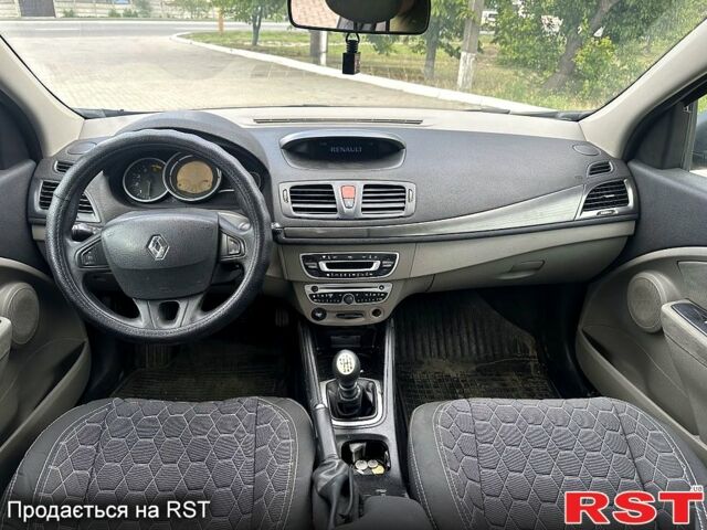 Рено Меган 2010 в Павлограде на Automoto.ua Черный Рено Меган, объемом двигателя 1.5 л и пробегом 0 тыс. км за 4800 $, фото 5 на Automoto.ua