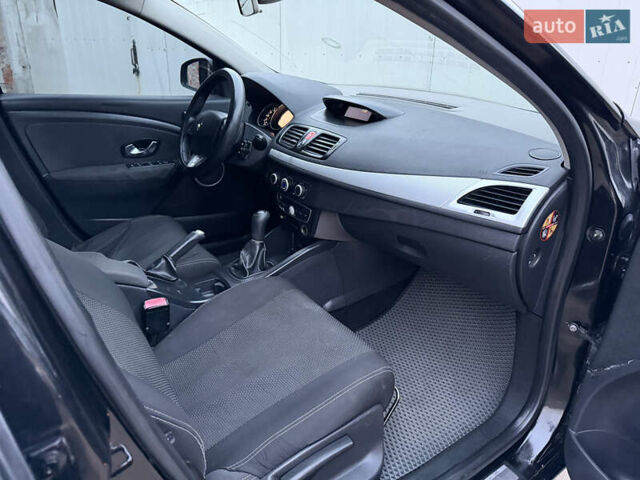 Черный Рено Меган, объемом двигателя 1.6 л и пробегом 300 тыс. км за 4250 $, фото 25 на Automoto.ua