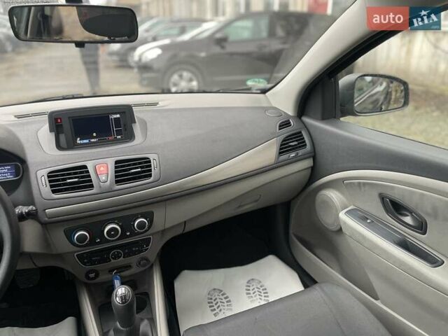 Черный Рено Меган, объемом двигателя 1.6 л и пробегом 108 тыс. км за 8000 $, фото 12 на Automoto.ua