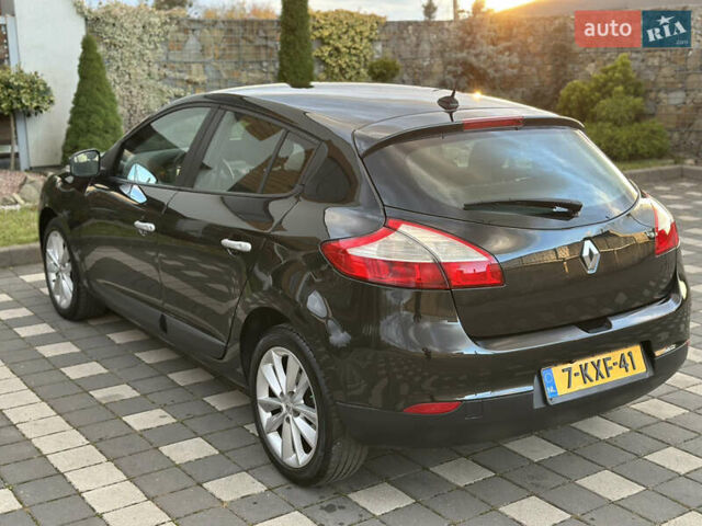 Рено Меган 2011 в Стрые на Automoto.ua Черный Рено Меган, объемом двигателя 1.6 л и пробегом 255 тыс. км за 6950 $, фото 56 на Automoto.ua
