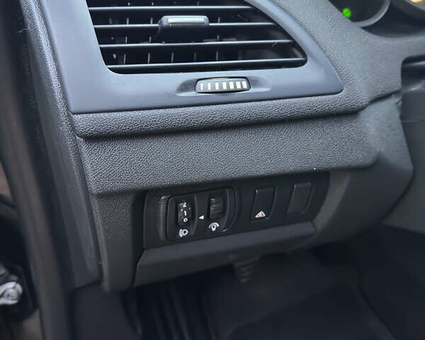 Черный Рено Меган, объемом двигателя 1.6 л и пробегом 211 тыс. км за 7400 $, фото 9 на Automoto.ua