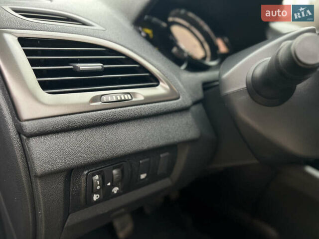 Черный Рено Меган, объемом двигателя 1.6 л и пробегом 205 тыс. км за 9250 $, фото 43 на Automoto.ua