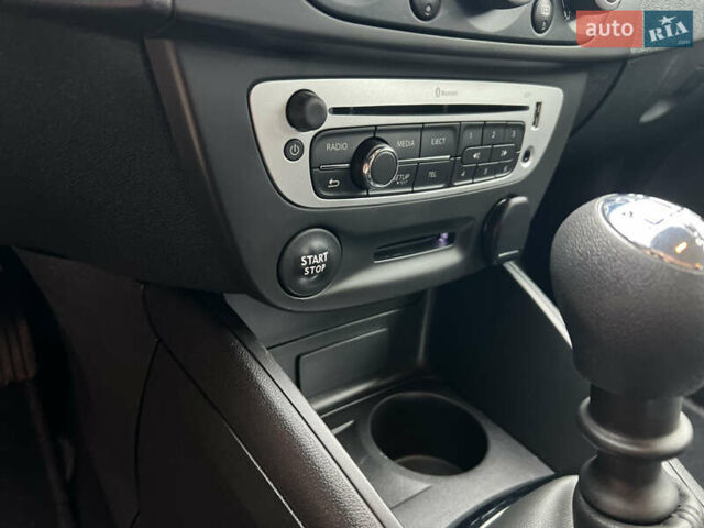 Черный Рено Меган, объемом двигателя 1.6 л и пробегом 205 тыс. км за 9250 $, фото 49 на Automoto.ua