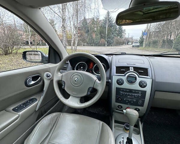 Черный Рено Меган, объемом двигателя 2 л и пробегом 199 тыс. км за 6100 $, фото 7 на Automoto.ua