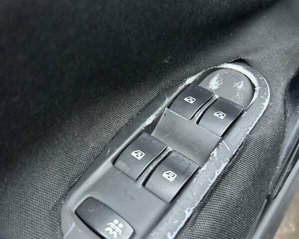 Черный Рено Меган, объемом двигателя 1.6 л и пробегом 275 тыс. км за 4700 $, фото 19 на Automoto.ua