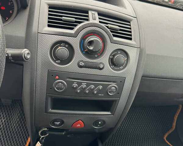 Рено Меган 2004 у Вінниці на Automoto.ua Чорний Рено Меган, об'ємом двигуна 2 л та пробігом 270 тис. км за 4450 $, фото 12 на Automoto.ua