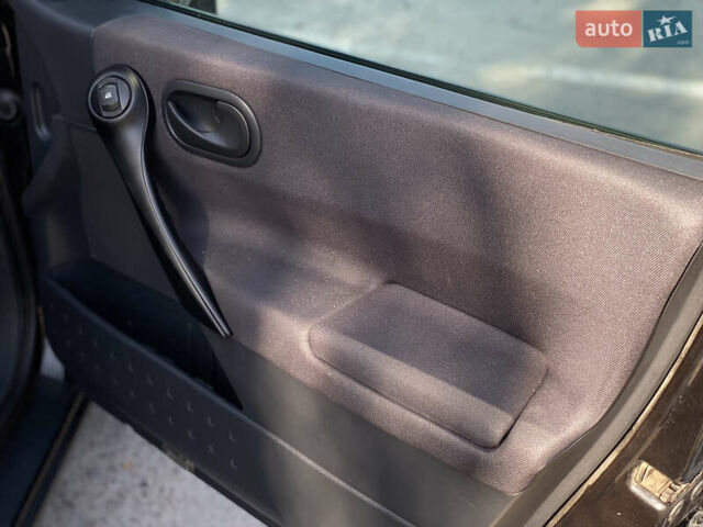 Черный Рено Меган, объемом двигателя 1.6 л и пробегом 230 тыс. км за 4599 $, фото 22 на Automoto.ua