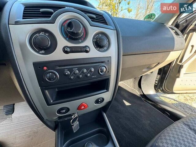 Черный Рено Меган, объемом двигателя 1.6 л и пробегом 168 тыс. км за 4950 $, фото 55 на Automoto.ua