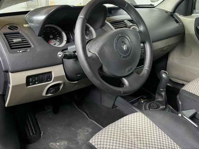 Черный Рено Меган, объемом двигателя 1.6 л и пробегом 204 тыс. км за 5500 $, фото 17 на Automoto.ua