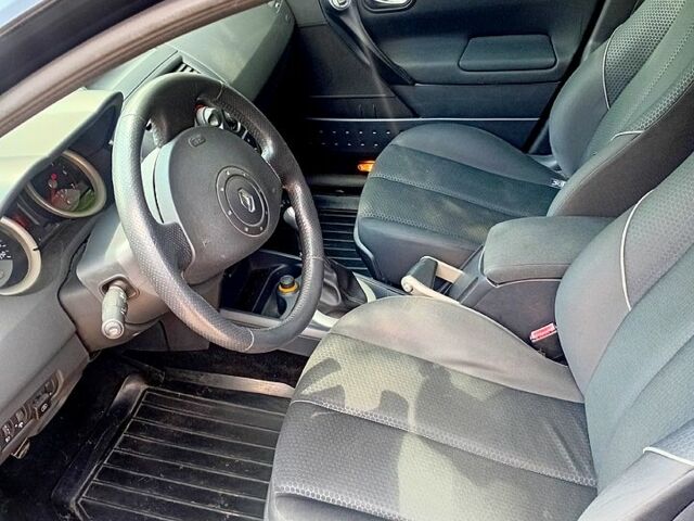 Черный Рено Меган, объемом двигателя 1.6 л и пробегом 274 тыс. км за 5000 $, фото 9 на Automoto.ua