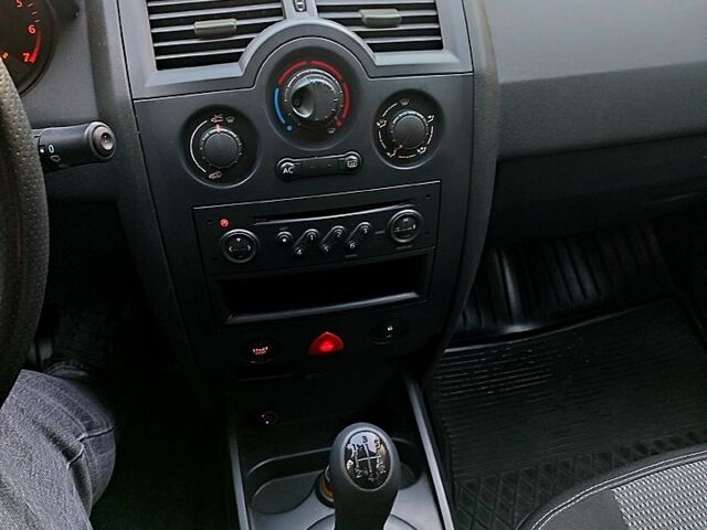 Черный Рено Меган, объемом двигателя 1.4 л и пробегом 216 тыс. км за 5000 $, фото 12 на Automoto.ua