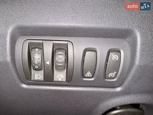 Черный Рено Меган, объемом двигателя 1.6 л и пробегом 68 тыс. км за 6899 $, фото 16 на Automoto.ua