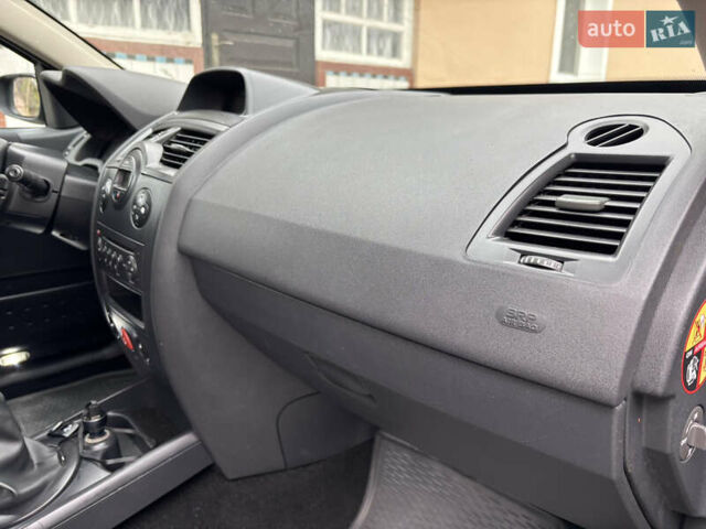 Черный Рено Меган, объемом двигателя 1.6 л и пробегом 229 тыс. км за 5100 $, фото 22 на Automoto.ua