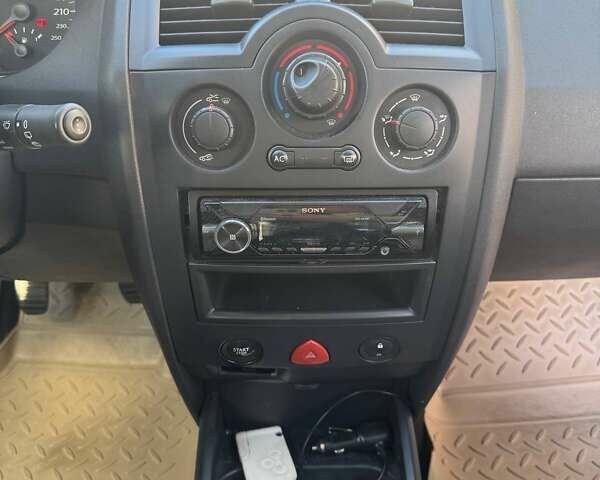 Черный Рено Меган, объемом двигателя 1.6 л и пробегом 348 тыс. км за 4700 $, фото 5 на Automoto.ua