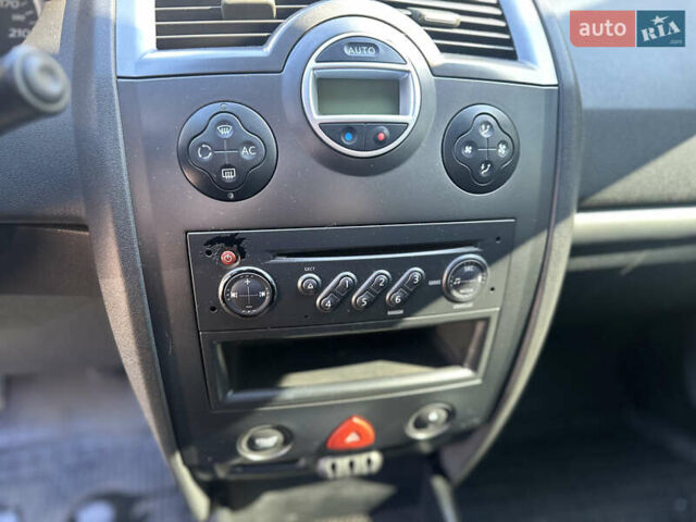 Чорний Рено Меган, об'ємом двигуна 1.6 л та пробігом 236 тис. км за 4900 $, фото 17 на Automoto.ua